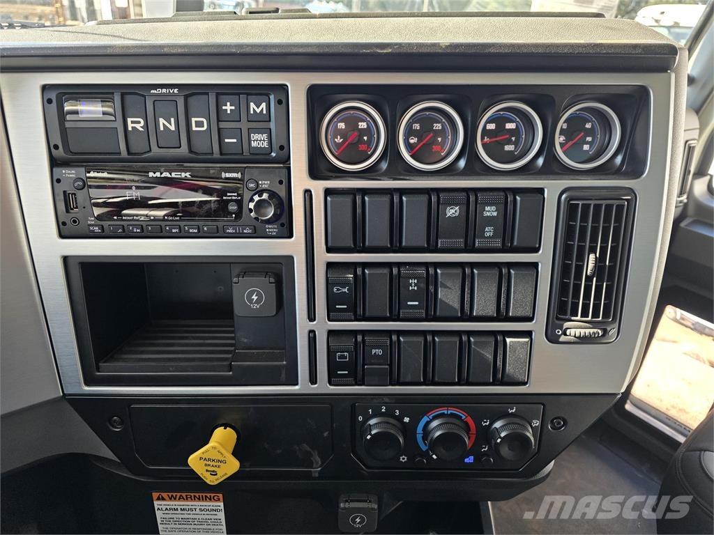 Mack GR64B Camion benne