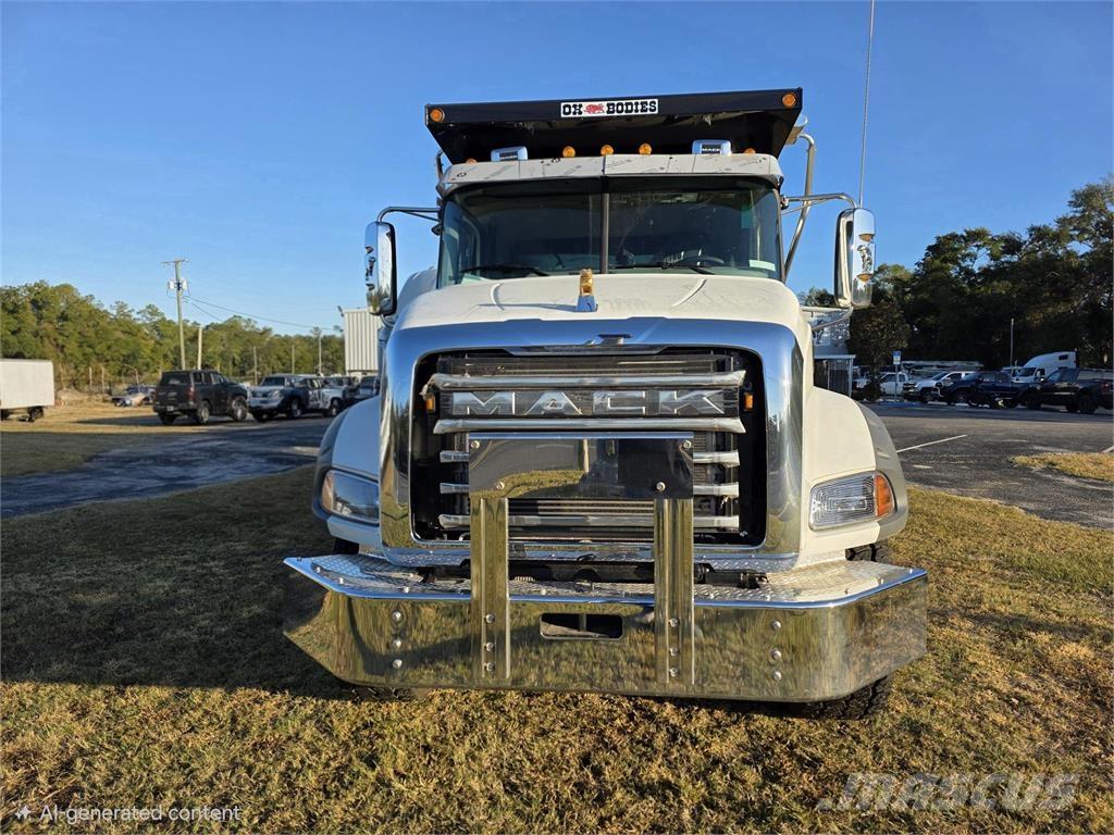Mack GR64B Camion benne