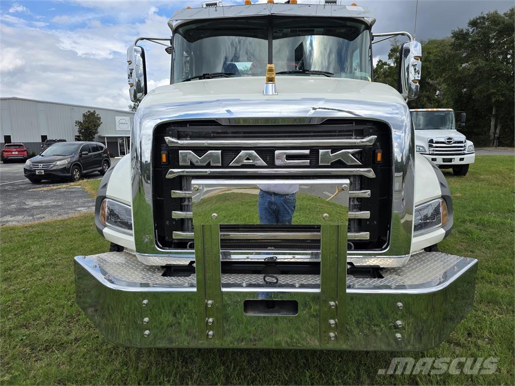 Mack GR64BR Camion benne