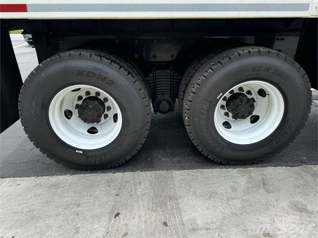 Mack GR64BRX Camion benne