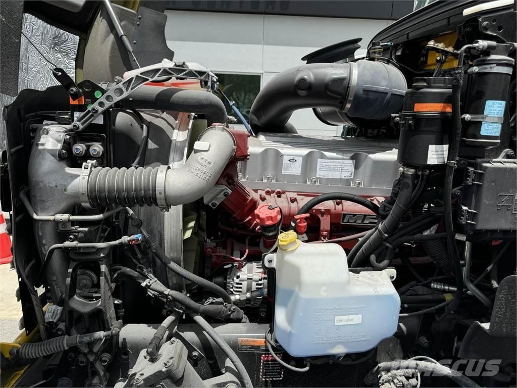 Mack GR64BRX Camion benne