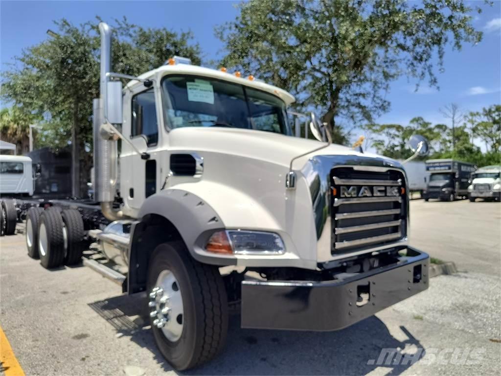 Mack GR64BX Camion malaxeur