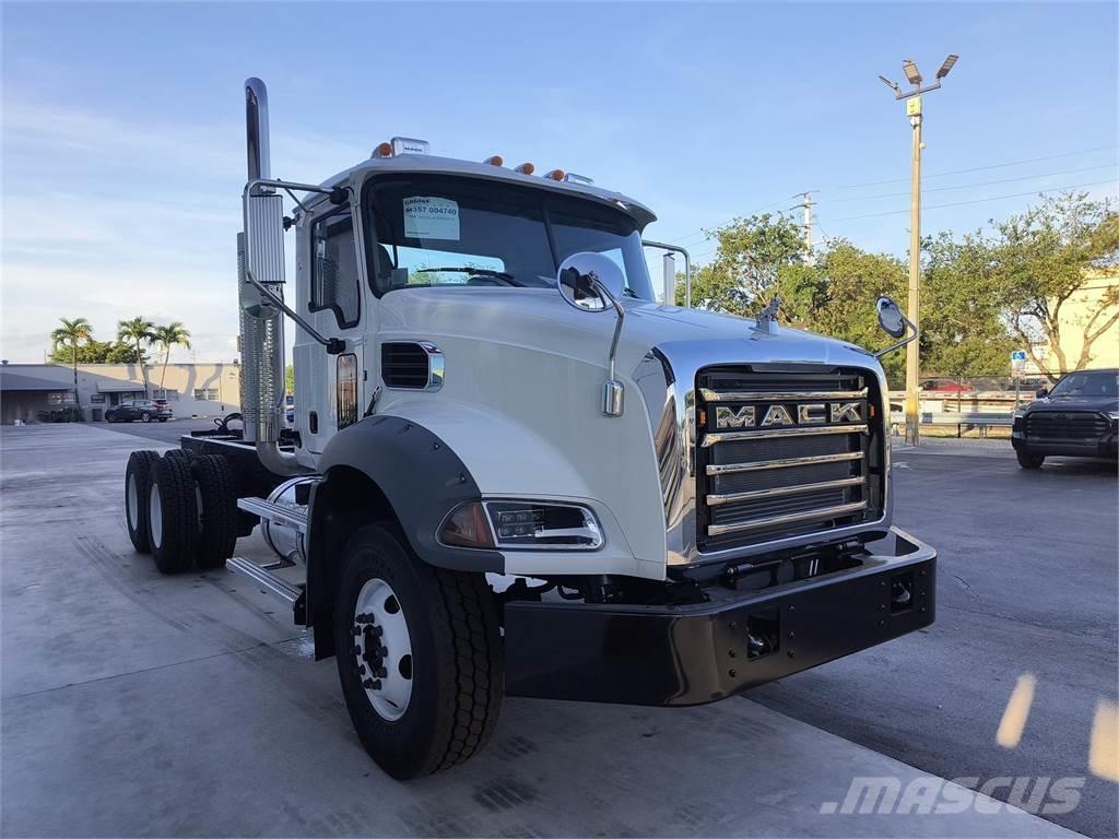 Mack GR64BX Camion benne