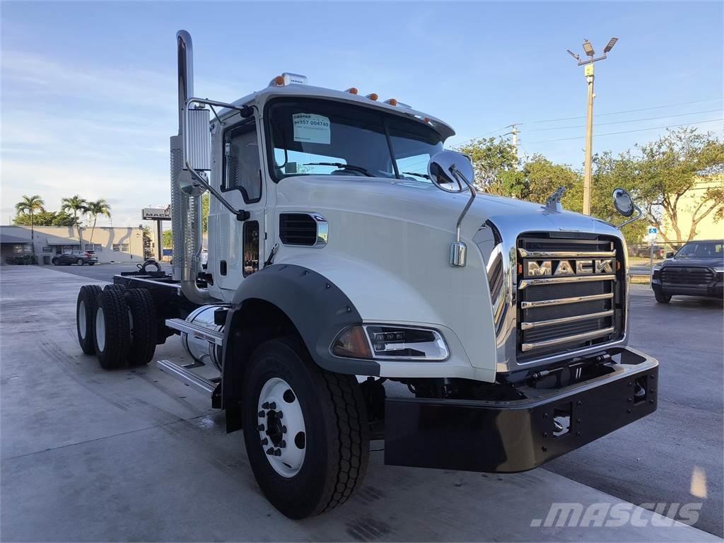Mack GR64BX Camion benne