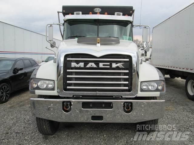 Mack GR64F Camion benne