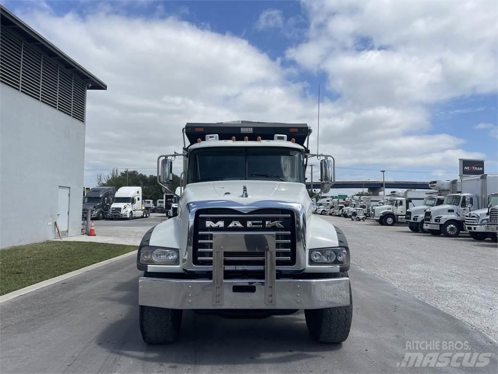 Mack GR64F Camion benne
