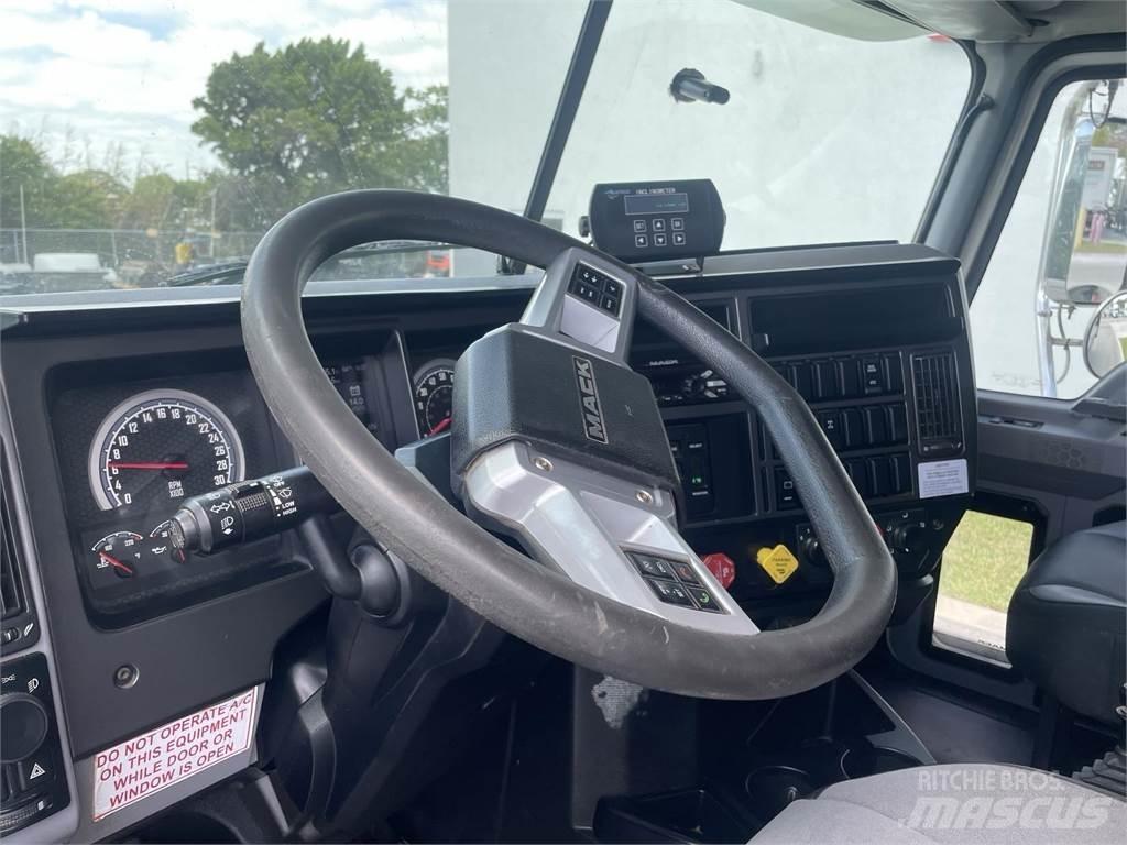 Mack GR64F Camion benne