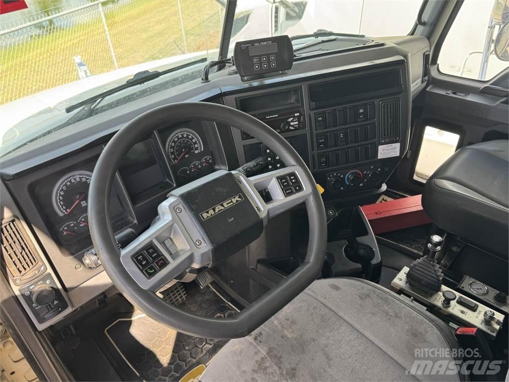 Mack GR64F Camion benne