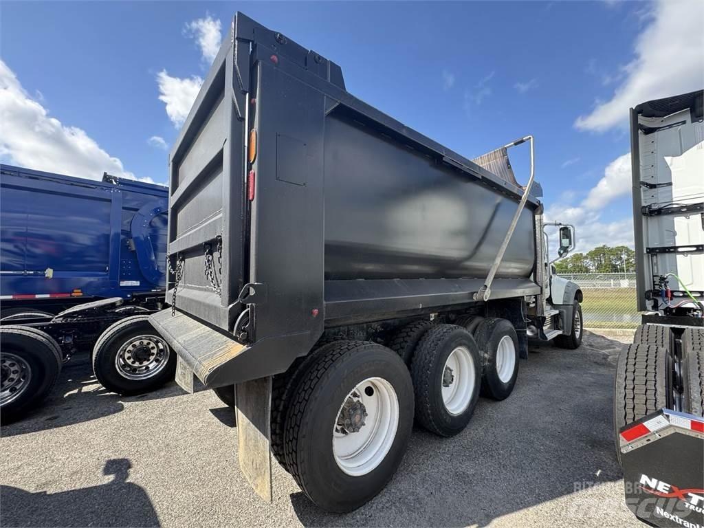 Mack GR64F Camion benne