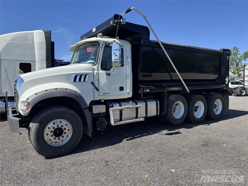 Mack GR64F Camion benne