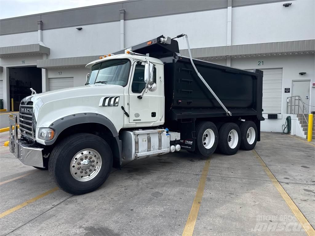 Mack GR64F Camion benne