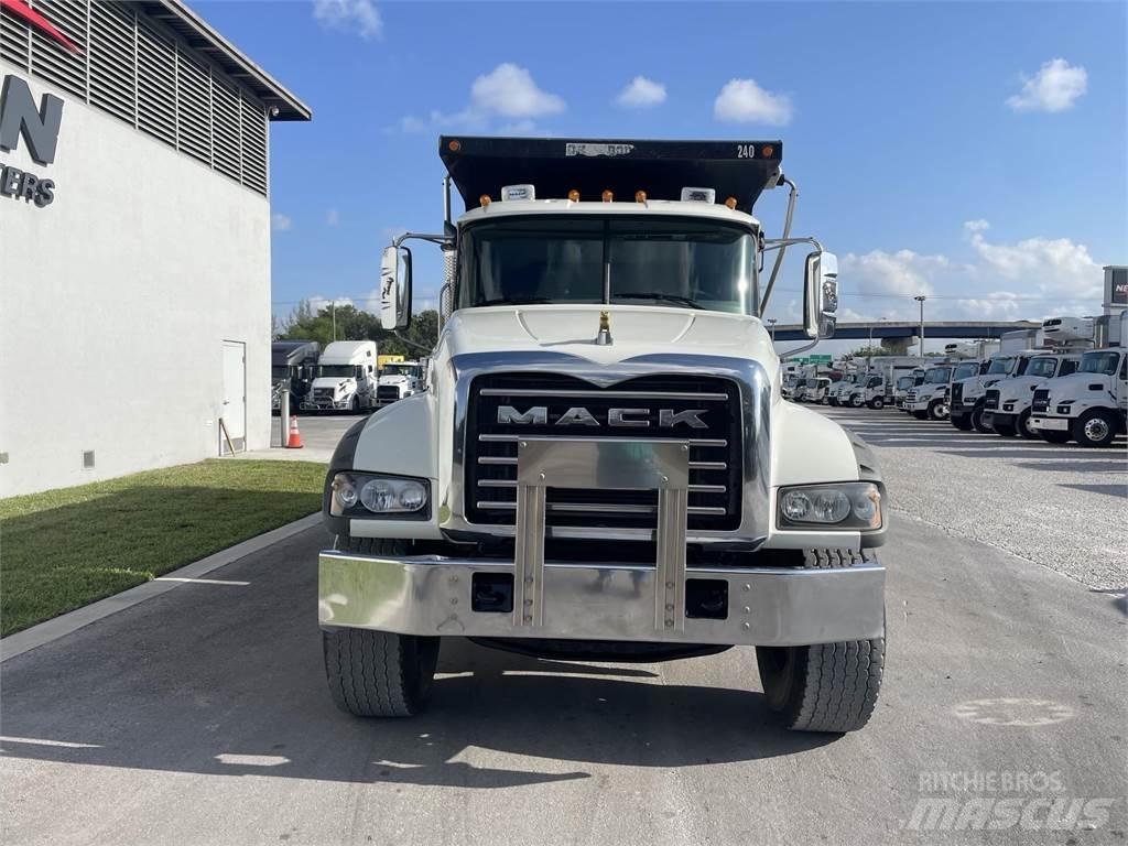 Mack GR64F Camion benne