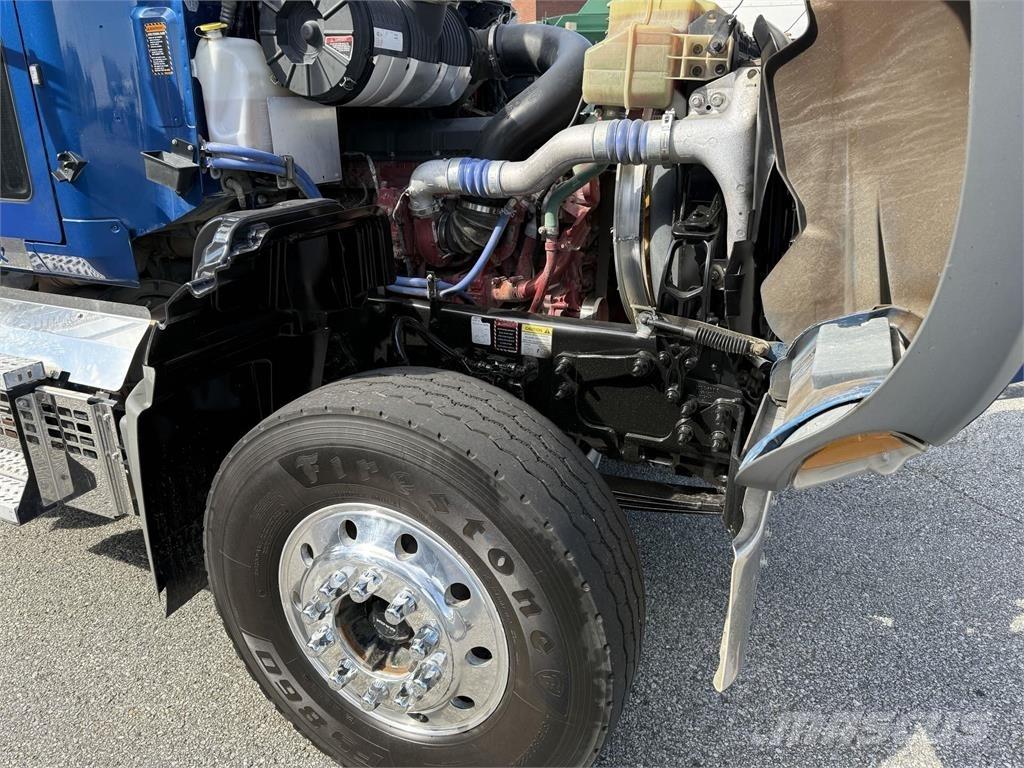 Mack GR64F Camion benne