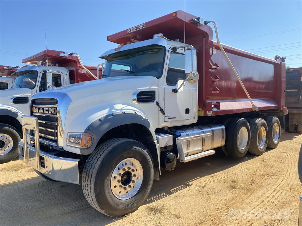 Mack GR64F Camion benne