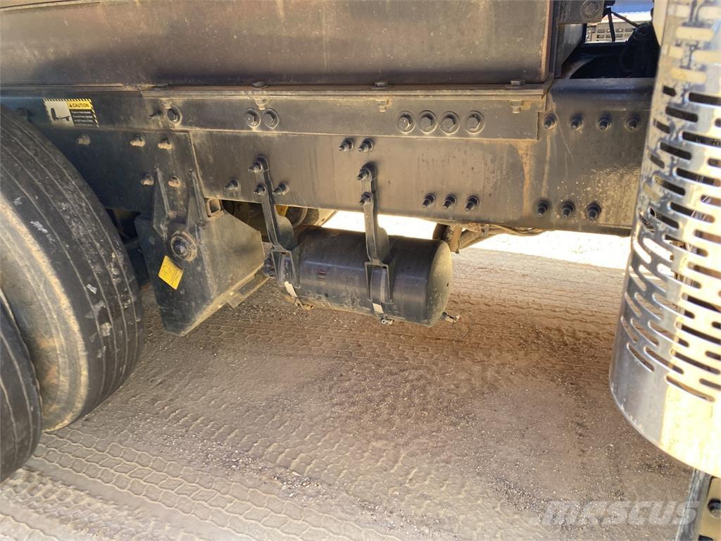 Mack GR64F Camion benne