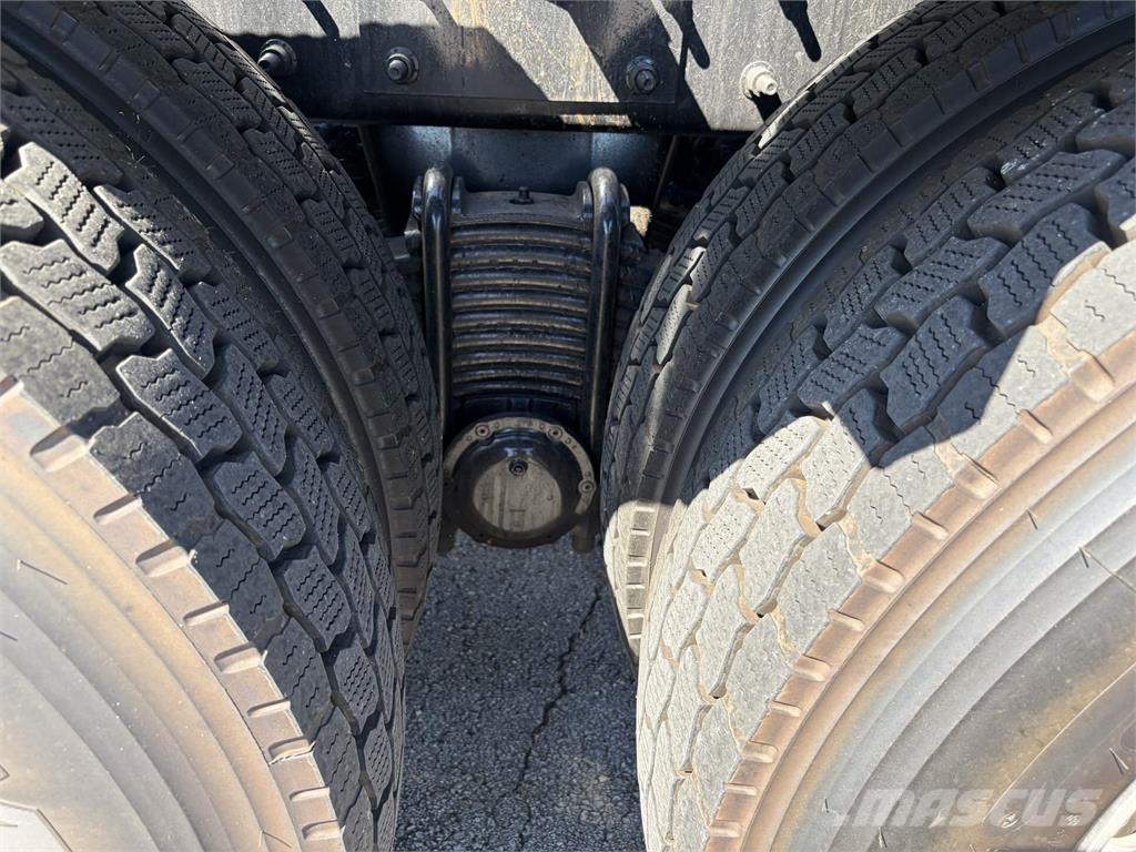 Mack GR64F Autre camion