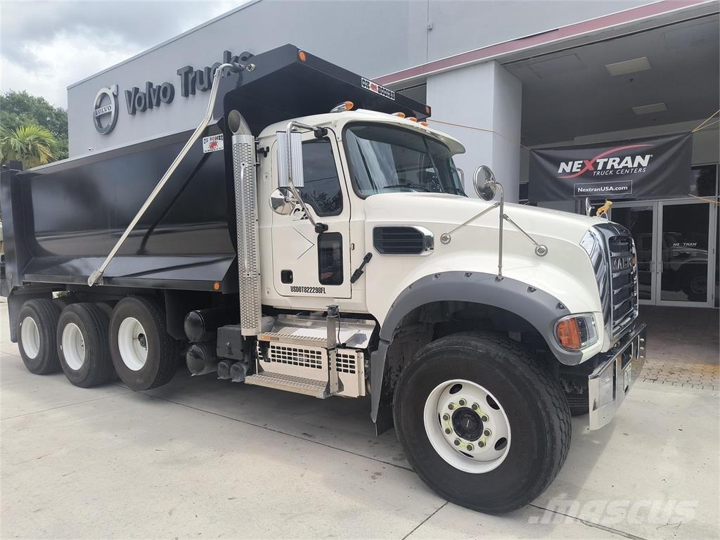 Mack GR64FR Camion benne