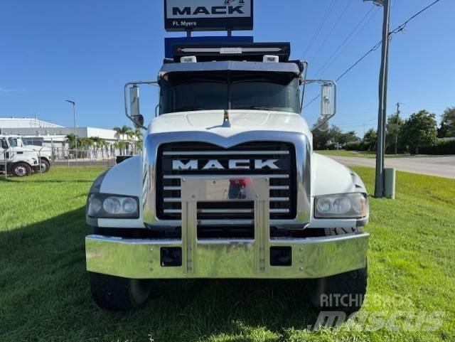 Mack GU713 Tracteur routier