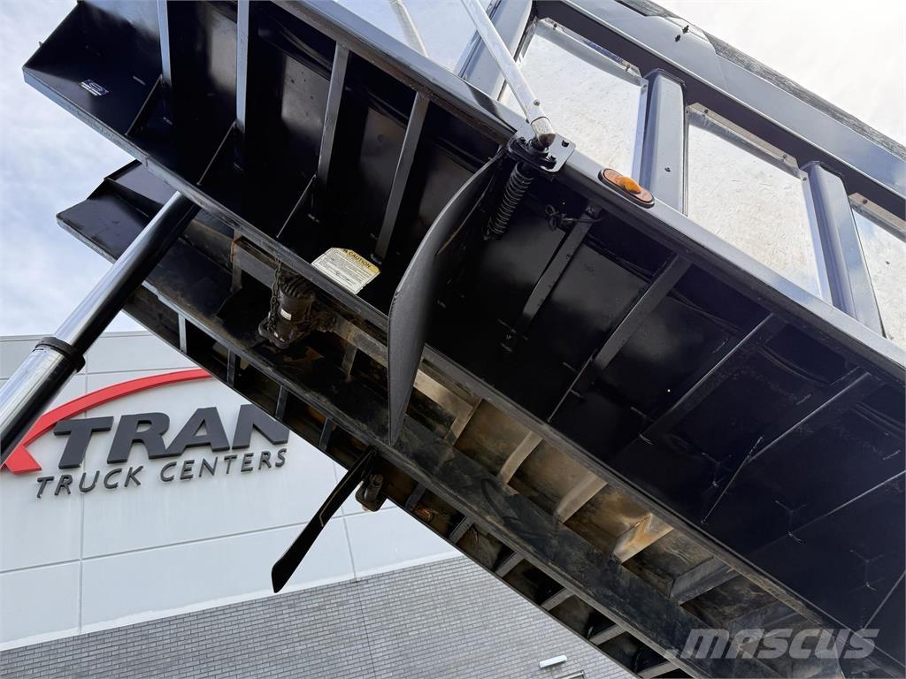 Mack GU713 Camion benne