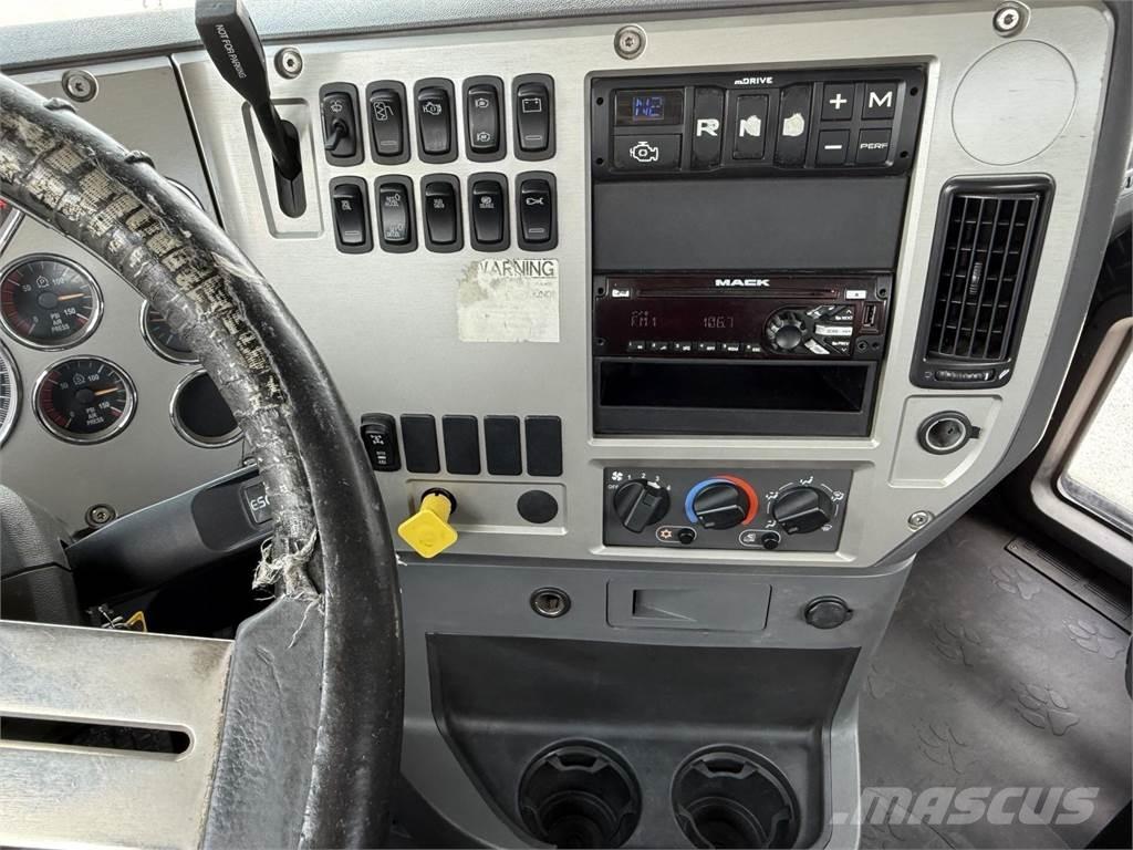 Mack GU813 Autre camion
