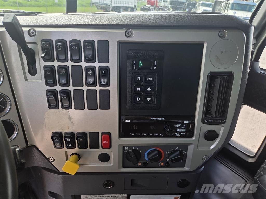 Mack GU813 Camion benne