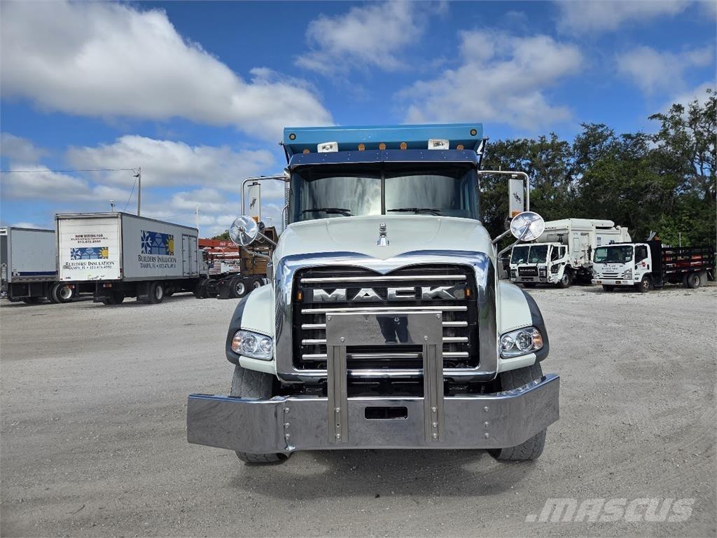 Mack GU813 Camion benne