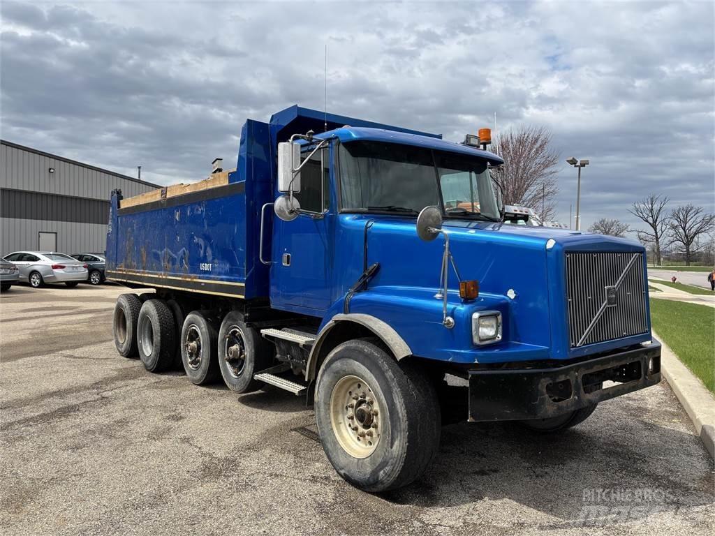 Volvo WG64T Camion benne