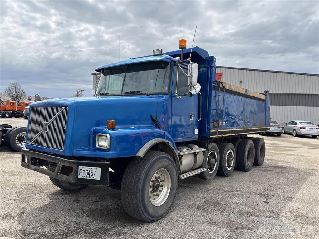 Volvo WG64T Camion benne