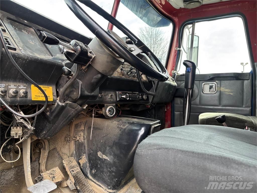 Volvo WG64T Camion benne