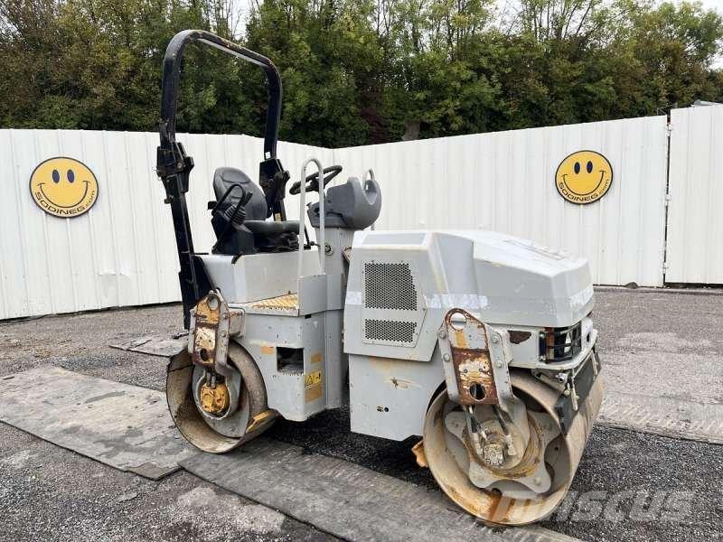 CAT CB24 Compacteur de sol
