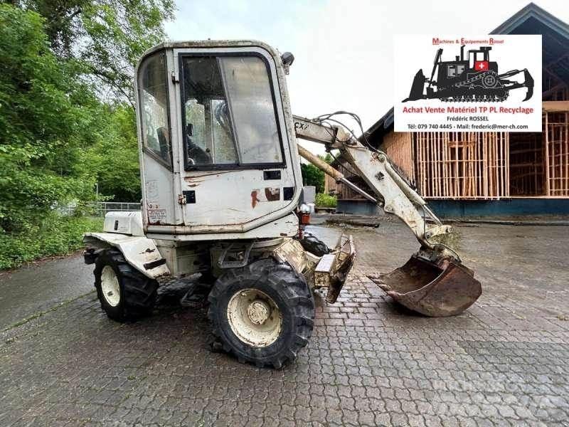 Mecalac 8CXI Pelle sur pneus