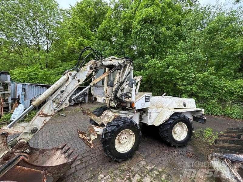 Mecalac 8CXI Pelle sur pneus