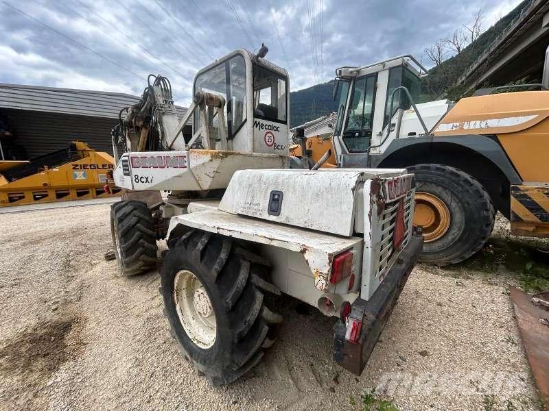 Mecalac 8CXI Pelle sur pneus