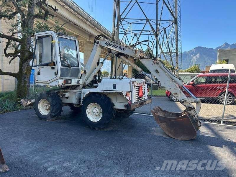 Mecalac 8CXI Pelle sur pneus