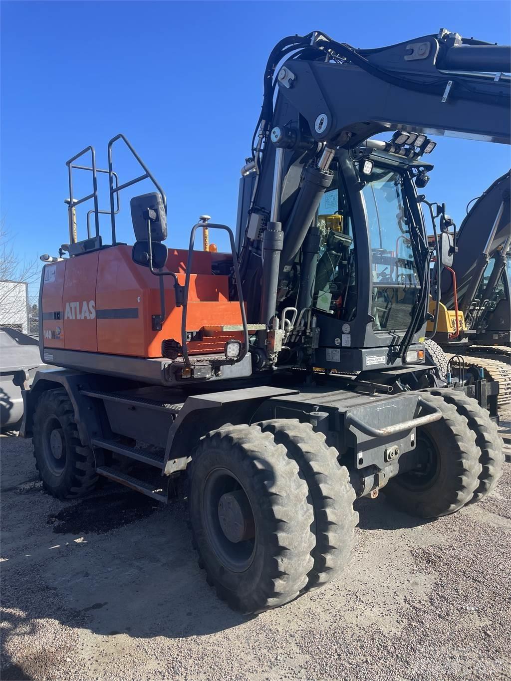 Atlas 140W Pelle sur pneus