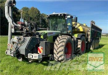 CLAAS XERION 3800 TRAC Epandeur de fumier
