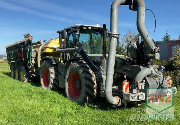 CLAAS XERION 3800 TRAC Epandeur de fumier