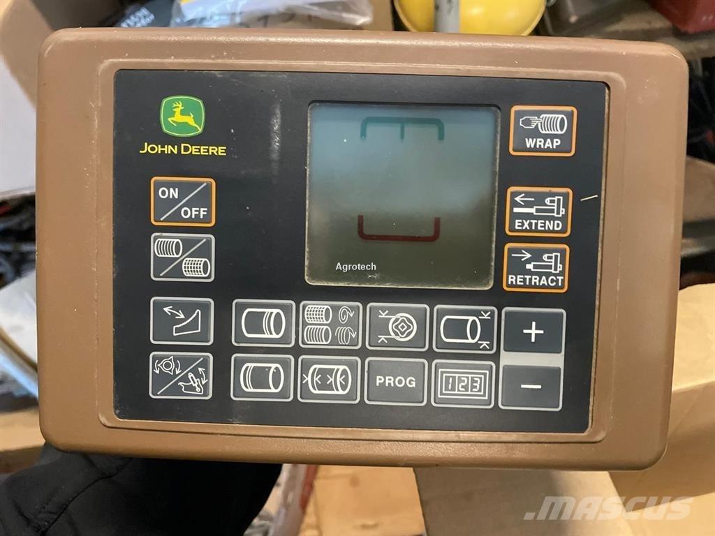 John Deere V451M Presse à balle ronde