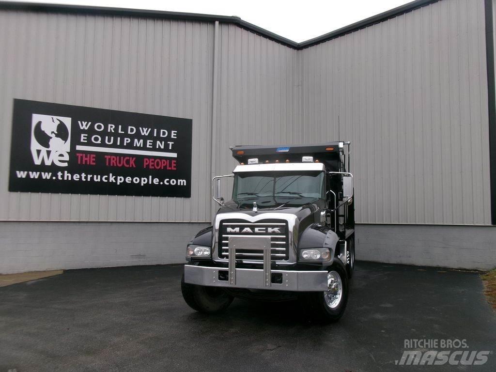 Mack GR64F Camion benne