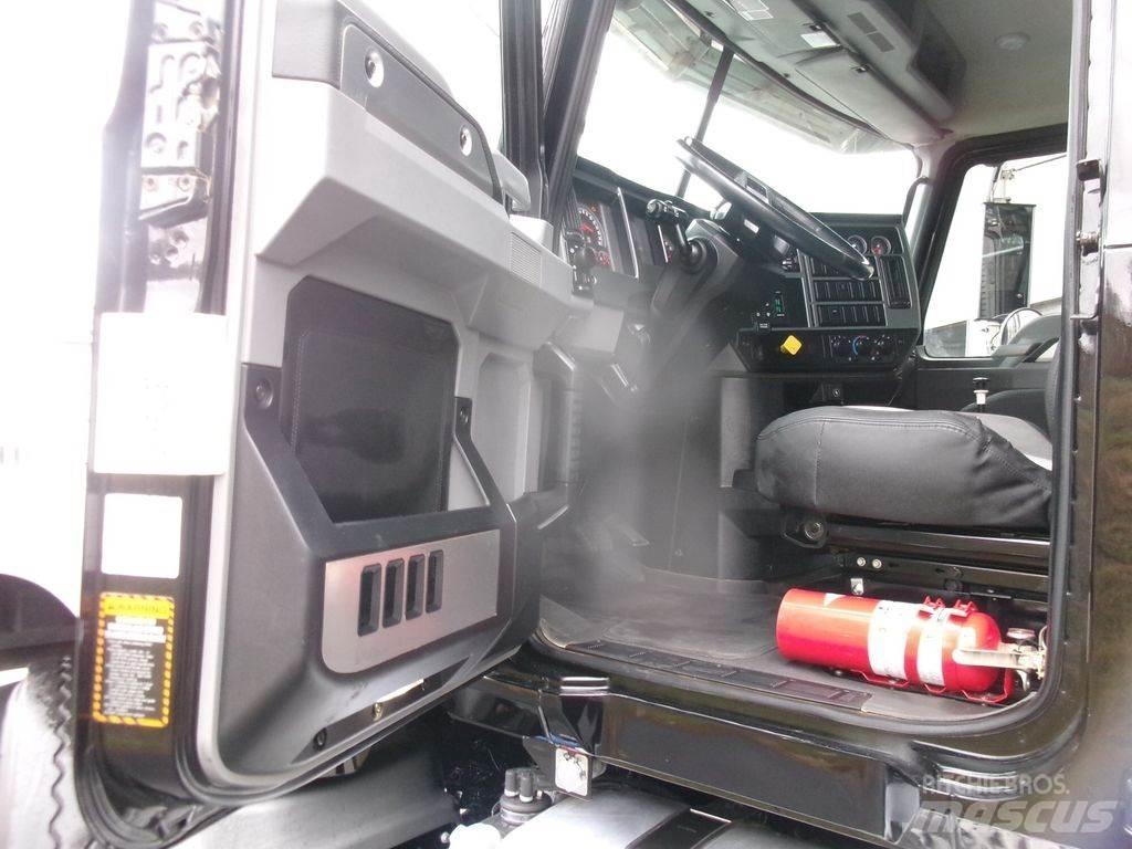 Mack GR64F Camion benne