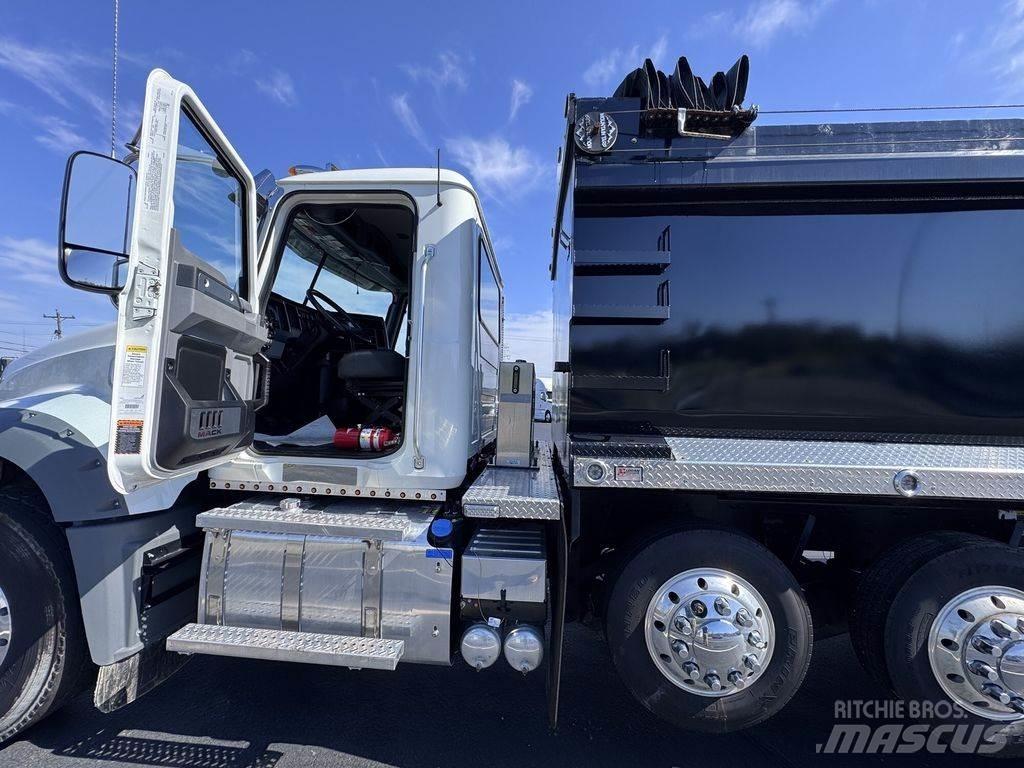 Mack GR64F Camion benne
