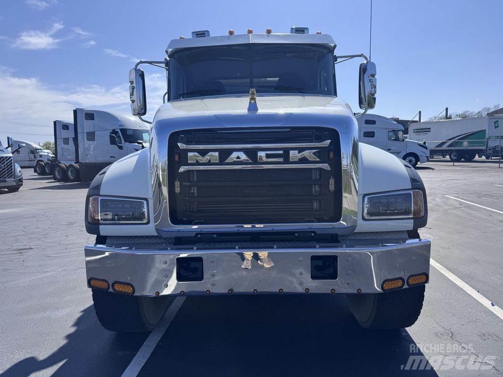 Mack GR64F Camion benne