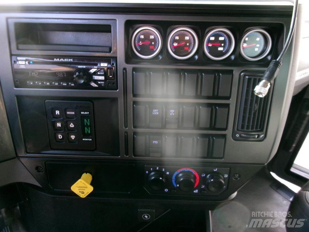 Mack GR64F Camion benne