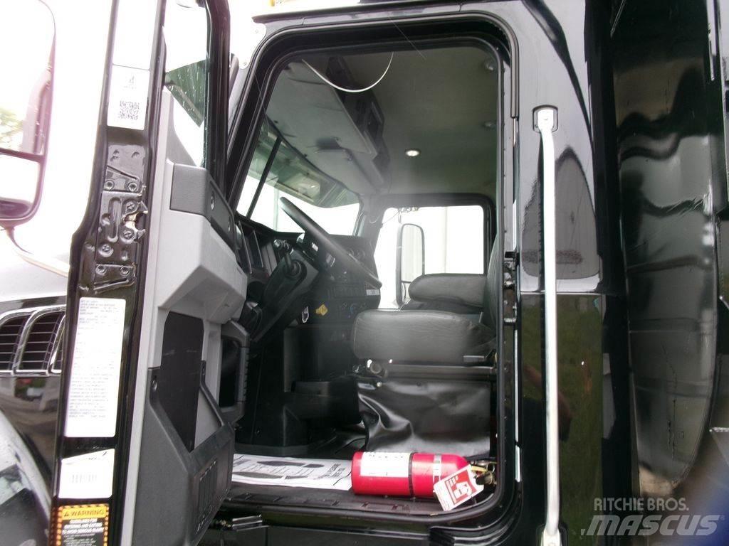 Mack GR64F Camion benne
