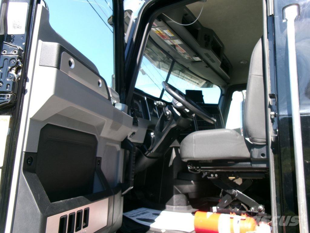 Mack GR64F Camion benne