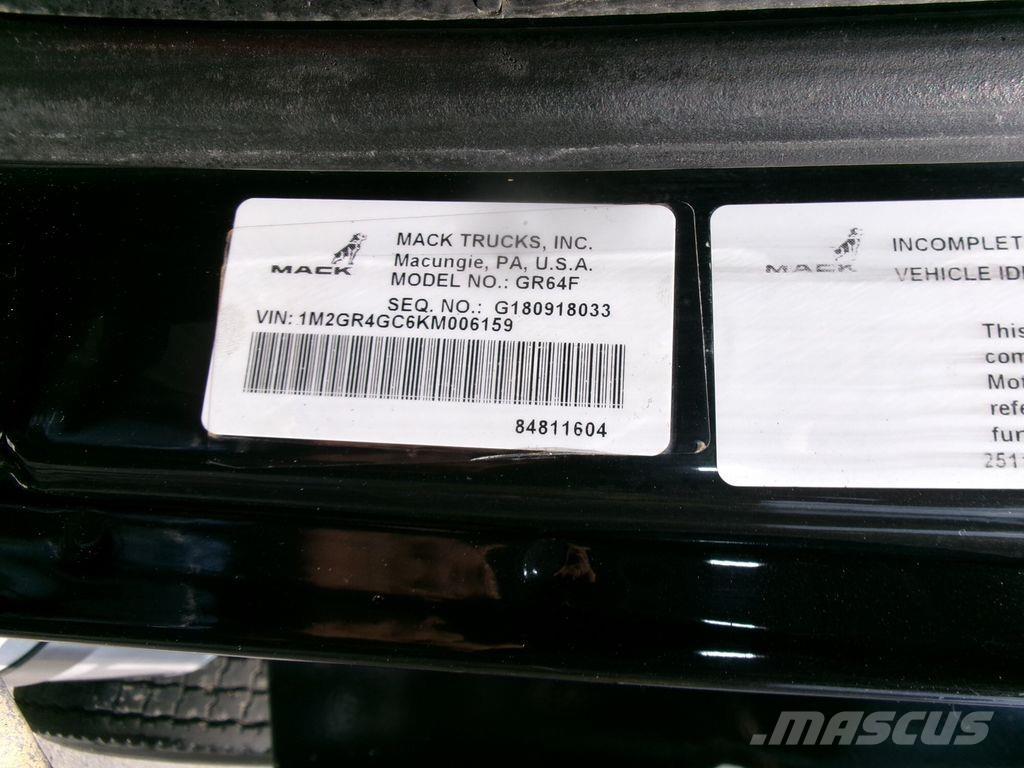 Mack GR64F Camion benne