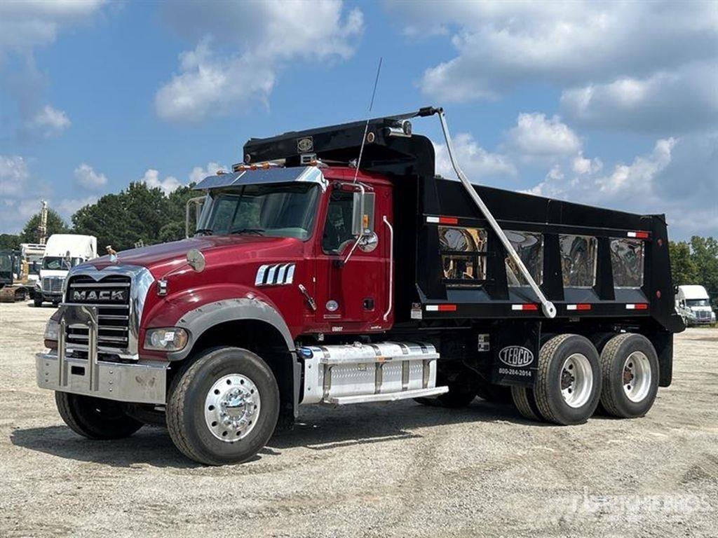 Mack GR64F Camion benne