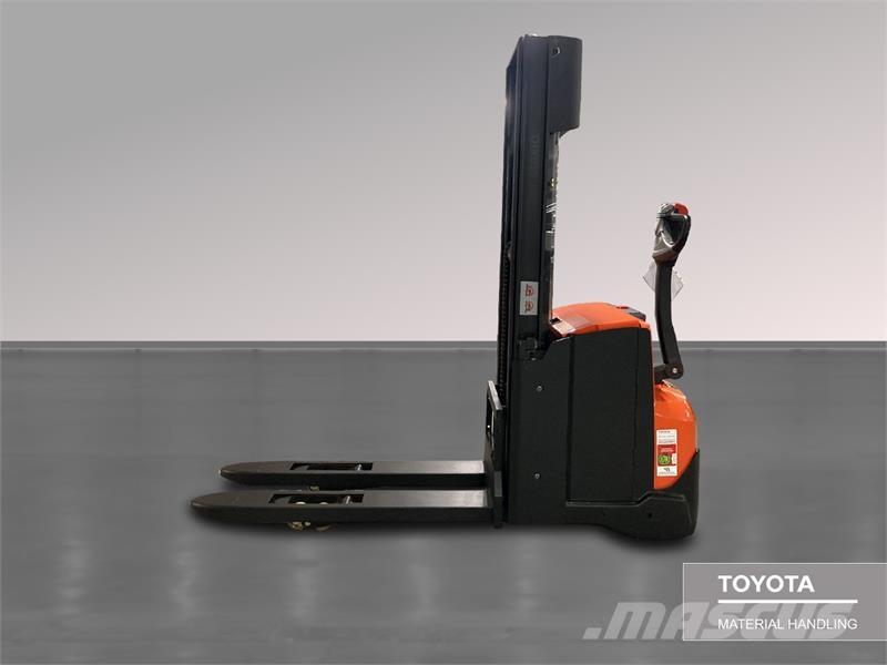 BT SWE120L Gerbeur accompagnant