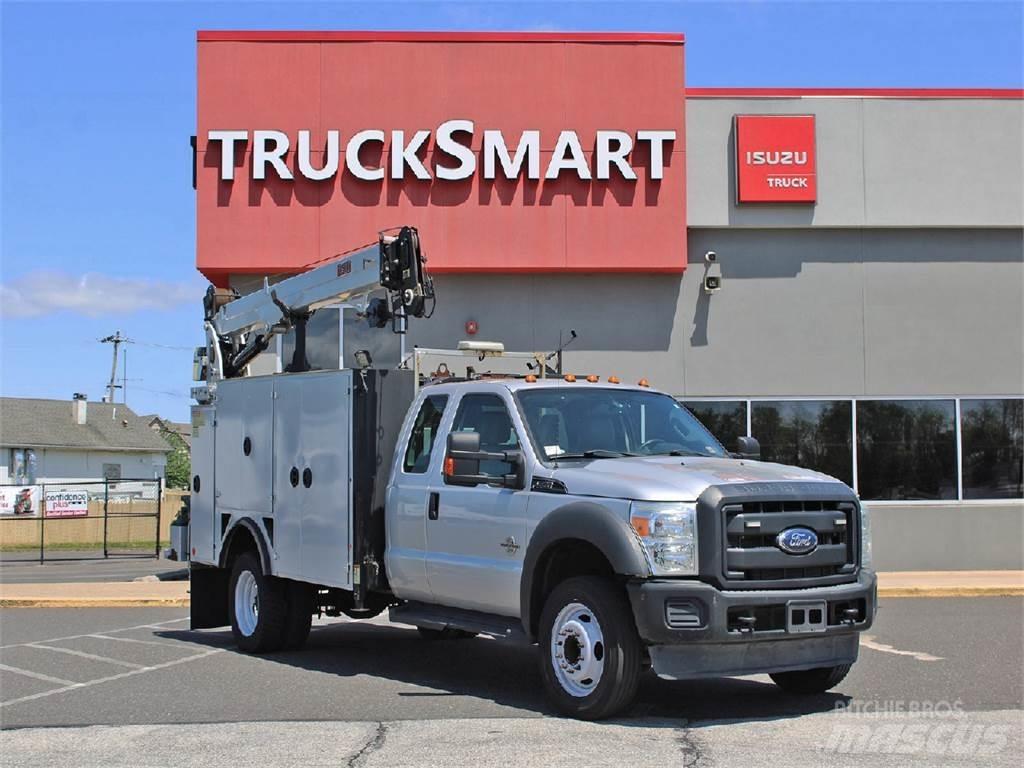 Ford F-550 Camion plateau ridelle avec grue