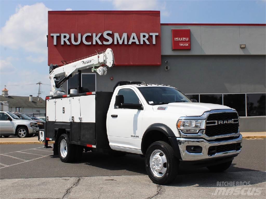 RAM 5500 Camion plateau ridelle avec grue